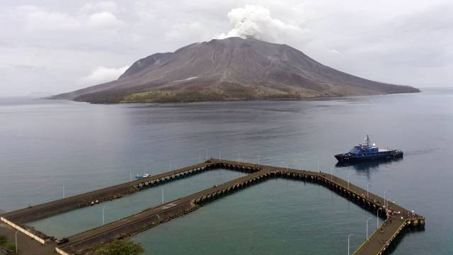 Gunung Ruang di Kabupaten Sitaro dilihat dari Pulau Tagulandang. (foto: febry kodongan/manadobacirita)