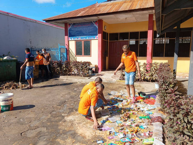 Warga Binaan Lapas Polewali Gotong Royong Memilah Sampah demi Lingkungan Sehat