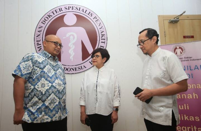 (ki-ka) Dr. dr. Sukamto Koesnoe, SpPD-KAI, FINASIM, selaku Ketua Satuan Tugas (Satgas) Imunisasi Dewasa PAPDI; Dr. dr. Sally Aman Nasution SpPD, K-KV, FINASIM, FACP selaku Ketua Umum PB PAPDI; dan dr. Ceva Wicaksono Pitoyo, SpPD, K-P, FINASIM, KIC, selaku Anggota Bidang Pengembangan Profesi dan Penelitian PAPDI.