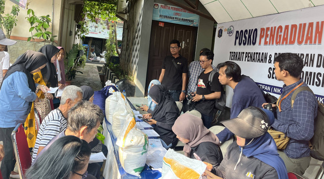 Perum Bulog menyalurkan bantuan pangan tahap II beras 10 kg di Kantor Kelurahan Pela Mampang, Jakarta, Jumat (3/5/2024).  Foto: Ghinaa Rahmatika/kumparan