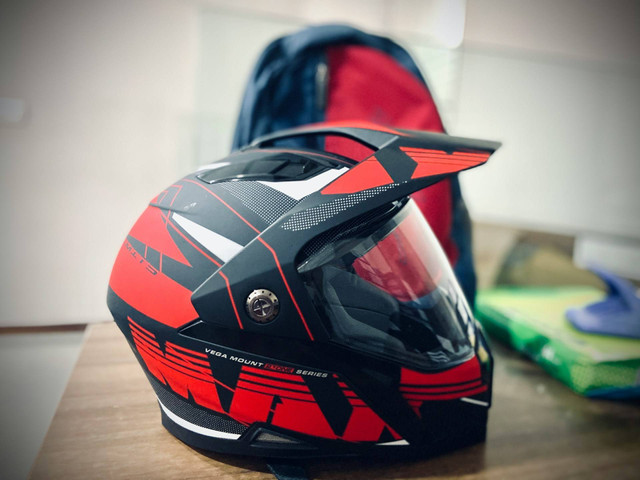 Ilustrasi cara merawat helm motor. Foto: Unsplash