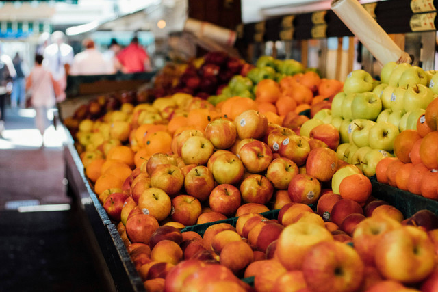 Toko Buah di Cilandak. Foto hanya sebagai ilustrasi, bukan tempat sebenarnya. Sumber: Unsplash/Kimberly Fowler.