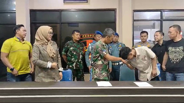 Sopir truk catering yang dihajar oknum TNI AL cium tangan pelaku. Foto: Dok. Ist