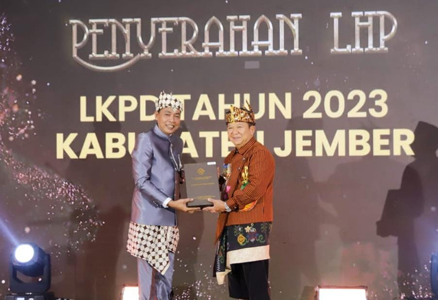 Bupati Jember, Hendy Siswanto (kanan) mendapatkan penghargaan wajar tanpa pengecualian (WTP) hasil audit APBD oleh BPK di kantor Perwakilan BPK Jawa Timur, Kamis (2/4/2024). Foto: Dok. Istimewa