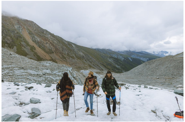 Ilustrasi: Manfaat Menggunakan Trekking Pole saat Hiking. Sumber: Yaroslav Shuraev/Pexls.com