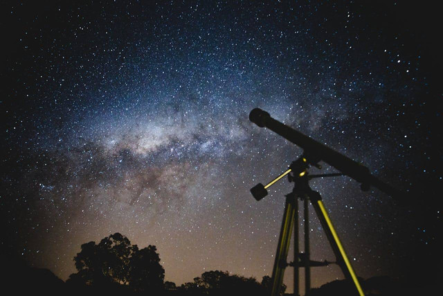 Ilustrasi cara kerja teropong bintang, foto:pexels
