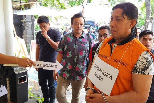 Bendesa atau Kepala Desa Adat Berawa bernama Ketut Riana saat menjalani rekonstruksi OTT transaksi jual beli tanah. Foto: Dok. Kejati Bali