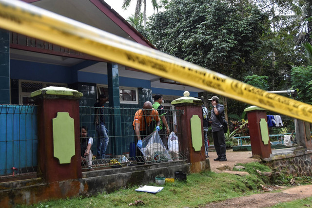 Personel Inafis Polres Ciamis melakukan olah Tempat Kejadian Perkara (TKP) kasus mutilasi di Desa Cisontrol, Kabupaten Ciamis, Jawa Barat, Jumat (3/5/2024). Foto: Adeng Bustomi/Antara Foto