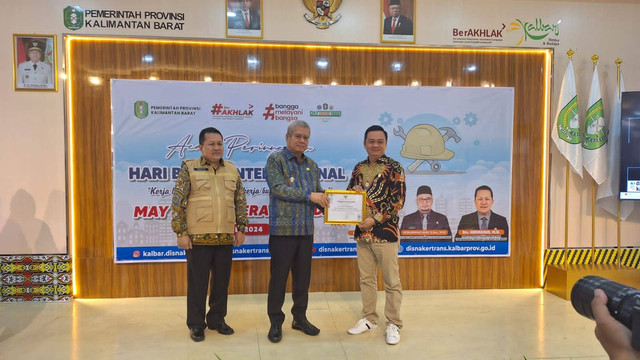 Pj Gubernur Kalimantan Barat memberikan penghargaan dan apresiasi kepada PLN UID Kalimantan Barat yang sudah berkontribusi dalam Peringatan Hari Buruh Internasional. Foto: Dok. PLN Kalbar