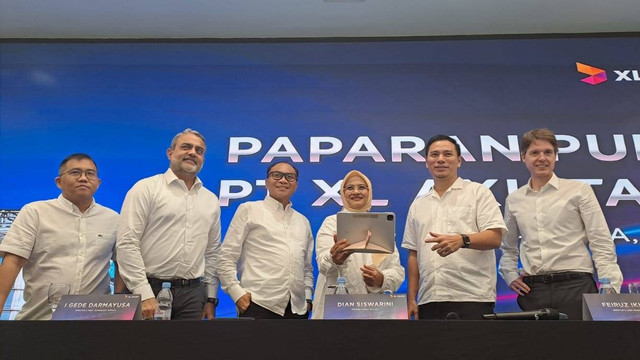 Anggota Direksi PT XL Axiata Tbk (XL Axiata) dalam acara Public Expose Tahunan di Jakarta, Jumat (3/5/2024). Foto: Ghifari/Kumparan