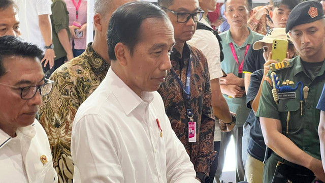 Presiden Joko Widodo (Jokowi) berkunjung ke pameran kendaraan listrik Periklindo Electric Vehicle Show (PEVS) 2024 di Kemayoran, Jakarta (3/5/2024). Foto: Sena Pratama/kumparan