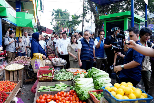 Menteri Perdagangan, Zulkifli Hasan meninjau harga dan pasokan barang kebutuhan pokok (bapok) di Pasar Palmerah, Jakarta, Selasa (30 Apr).