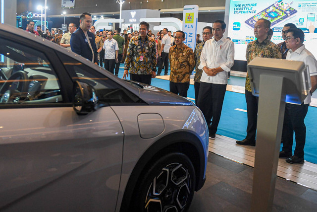 Presiden Jokowi mengunjungi stan kendaraan listrik pada pameran Periklindo Electric Vehicle Show (PEVS) 2024 di JIEXPO Kemayoran, Jakarta, Jumat (3/5/2024). Foto: Muhammad Adimaja/ANTARA FOTO