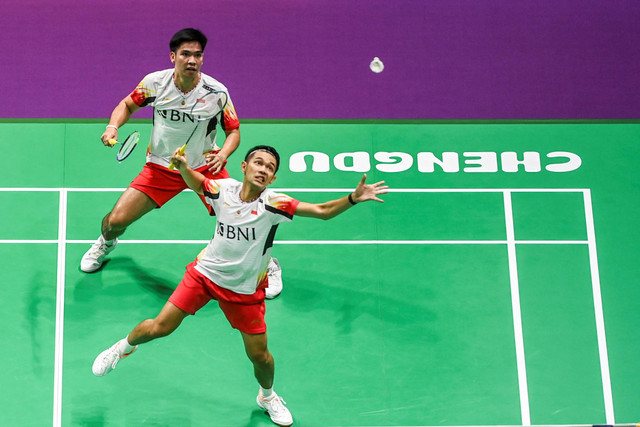 Pebulu tangkis ganda putra Indonesia Fajar Alfian dan Daniel Marthin saat melawan pebulu tangkis ganda putra Korea Selatan Ki Dong Ju dan Kim Won Ho pada perempatfinal Piala Thomas 2024 di Chengdu, China, Jumat (3/5/2024). Foto: Galih Pradipta/ANTARA FOTO