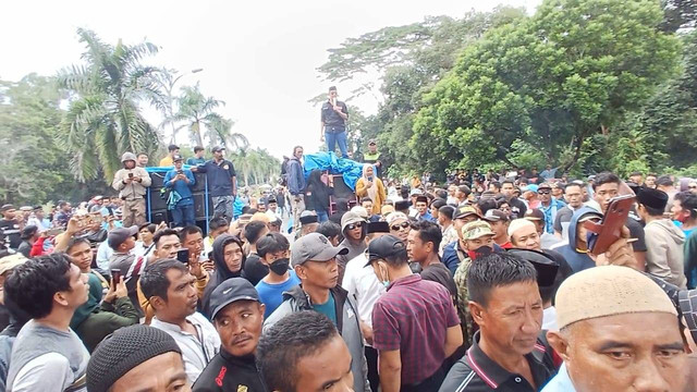 Demonstrasi di kantor Bupati Konawe Selatan.