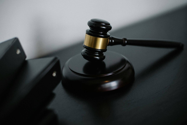 IIlustrasi Keadilan. Sumber Foto oleh Sora Shimazaki: https://www.pexels.com/id-id/foto/foto-close-up-dari-kayu-gavel-5668473/
