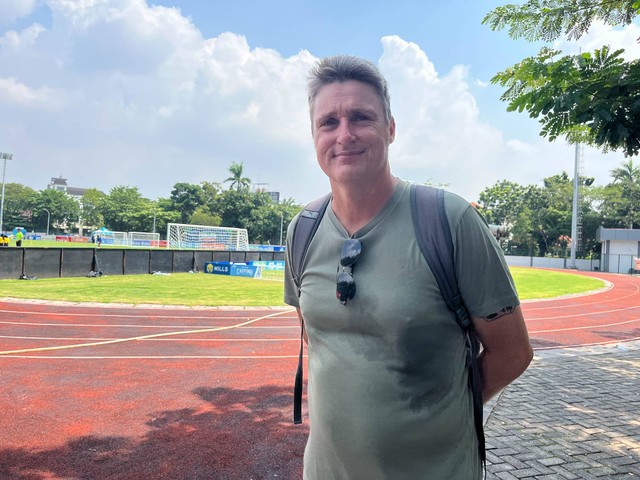  Timo Scheunemann, Pelatih Kepala MilkLlife Soccer Challenge, saat diwawancarai di Stadion Marinir Bogowonto, Surabaya, Sabtu (4/5). Foto: Aji Nugrahanto/kumparan