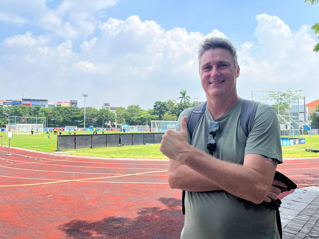  Timo Scheunemann, Pelatih Kepala MilkLlife Soccer Challenge, saat diwawancarai di Stadion Marinir Bogowonto, Surabaya, Sabtu (4/5). Foto: Aji Nugrahanto/kumparan