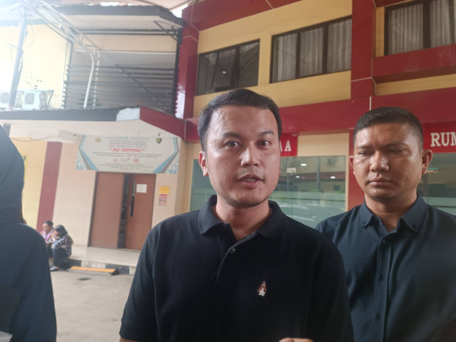 Tumbur Aritonang, kuasa hukum keluarga korban penganiayaan di STIP Jakarta, di RS Polri Kramat Jati, Sabtu (4/5).  Foto: Hedi/kumparan