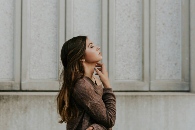 Model Rambutu Pendek Wanita 2024 ala Korea. Foto: Unsplash/Brooke Cagle.