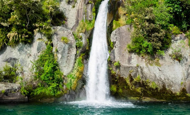 Curug Putri Palutungan. Foto hanyalah ilustrasi bukan tempat sebenarnya. Sumber: Unsplash/Ben Guerin