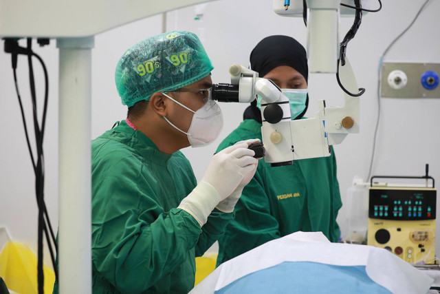 Dokter menangani pasien katarak di RSUD Tamansari, Jakarta, Sabtu (4/5/2024).  Foto: Aditia Noviansyah/kumparan