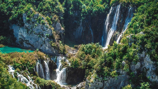 Curug Ngebul Cianjur. Foto hanyalah ilustrasi bukan tempat sebenarnya. Sumber: Unsplash/Bence Halmosi