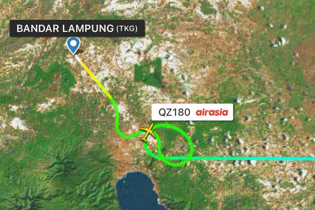 Pesawat AirAsia QZ 180 berputar sebelum mendarat di langit Lampung, Sabtu (4/5/2024) | Foto: FlightRadar24