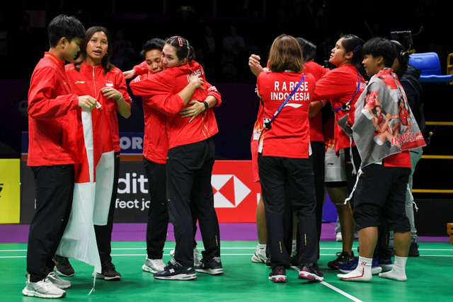 Tim bulu tangkis putri Indonesia merayakan kemenangan usai mengalahkan Korea Selatan dalam babak semifinal Piala Uber 2024 di Chengdu Hi Tech Zone Sports Center Gymnasium, Chengdu, China, Sabtu (4/5/2024).  Foto: Galih Pradipta/ANTARA FOTO