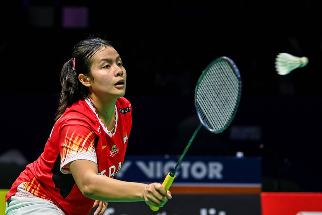 Pebulu tangkis tunggal putri Indonesia Komang Ayu Cahya Dewi mengembalikan kok ke arah lawan pebulu tangkis Korea Selatan Kim Min Sun dalam semifinal Piala Uber 2024 di Chengdu Hi Tech Zone Sports Center Gymnasium, Chengdu, China, Sabtu (4/5/2024). Foto: Galih Pradipta/ANTARA FOTO