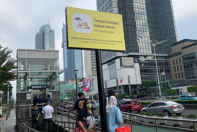 Titik lokasi pet feeding di stasiun MRT Bundaran HI, Sabtu (4/5/2024). Foto: Luthfi Humam/kumparan