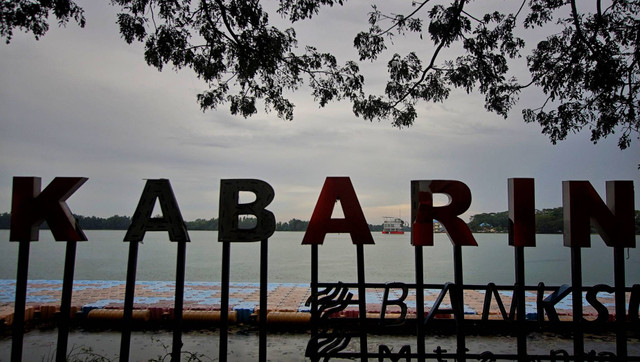 Plang nama danau wisata di komplek Jakabaring Palembang yang memprihatinkan akibat terbengkalai, Sabtu (4/5) Foto: ary priyanto/urban id