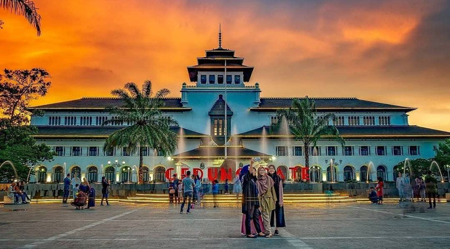 (Gedung Sate, Kota Bandung, Jawa Barat. Foto: https://cekunganbandung.jabarprov.go.id/)