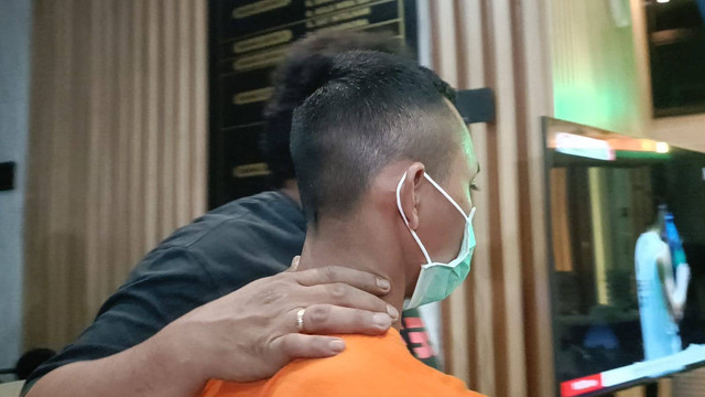 TRS (21), tersangka penganiayaan di STIP Jakarta Utara saat ditampakkan di Polres Jakut, Sabtu (4/5/2024). Foto: Hedi/kumparan