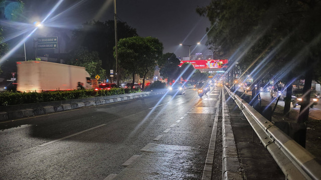Suasana Jalan Ahmad Yani arah Pekayon, Bekasi, Sabtu (4/5/2024) malam. Foto: Jonathan Devin/kumparan
