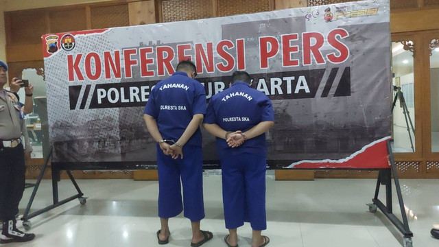 Polresta Surakarta menangkap dua orang pelaku oknum suporter Persis Solo dalam kasus perundungan terhadap suporter viking pendukung Persib Bandung, Sabtu (4/5/2024). Foto: kumparan