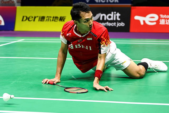 Pebulu tangkis tunggal putra Indonesia Jonatan Christie saat melawan pebulu tangkis Taiwan Wang Tzu Wei dalam semifinal Piala Thomas 2024 di Chengdu Hi Tech Zone Sports Center Gymnasium, Chengdu, China, Sabtu (4/5/2024). Foto: Galih Pradipta/ANTARA FOTO