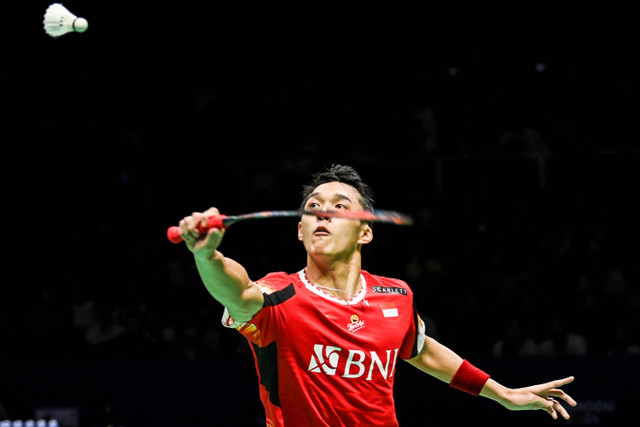 Pebulu tangkis tunggal putra Indonesia Jonatan Christie saat melawan pebulu tangkis Taiwan Wang Tzu Wei dalam semifinal Piala Thomas 2024 di Chengdu Hi Tech Zone Sports Center Gymnasium, Chengdu, China, Sabtu (4/5/2024). Foto: Galih Pradipta/ANTARA FOTO