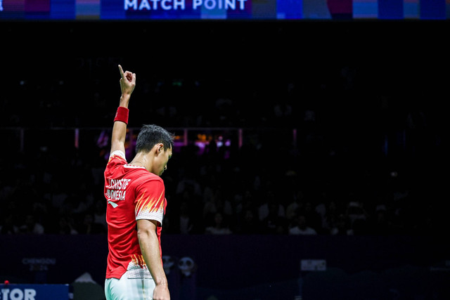 Pebulu tangkis tunggal putra Indonesia Jonatan Christie saat melawan pebulu tangkis Taiwan Wang Tzu Wei dalam semifinal Piala Thomas 2024 di Chengdu Hi Tech Zone Sports Center Gymnasium, Chengdu, China, Sabtu (4/5/2024). Foto: Galih Pradipta/ANTARA FOTO