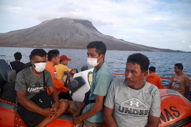 Sejumlah warga yang akan mengungsi ke Minahasa Utara berada di atas KN SAR Bima Sena di Tagulandang, Kabupaten Kepulauan Sitaro, Sulawesi Utara, Sabtu (4/5/2024). Foto: Andri Saputra/ANTARA FOTO