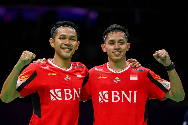 Pebulu tangkis ganda putra Indonesia Muhammad Rian Ardianto dan Fajar Alfian melawan pebulu tangkis Taiwan Lee Yang dan Wang Chi-Lin dalam semifinal Piala Thomas 2024 di Chengdu Hi Tech Zone Sports Center Gymnasium, Chengdu, China, Sabtu (4/5/2024). Foto: Galih Pradipta/ANTARA FOTO