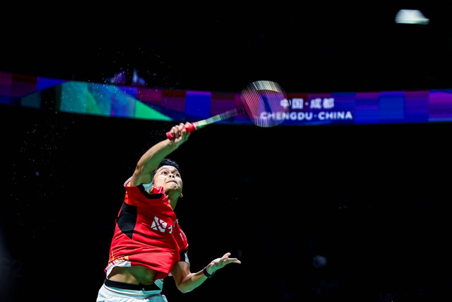 Pebulu tangkis tunggal putra Indonesia Anthony Ginting mengembalikan kok ke arah lawan pebulu tangkis Taiwan Chou Tien Chen dalam semifinal Piala Thomas 2024 di Chengdu Hi Tech Zone Sports Center Gymnasium, Chengdu, China, Sabtu (4/5/2024). Foto: Galih Pradipta/ANTARA FOTO