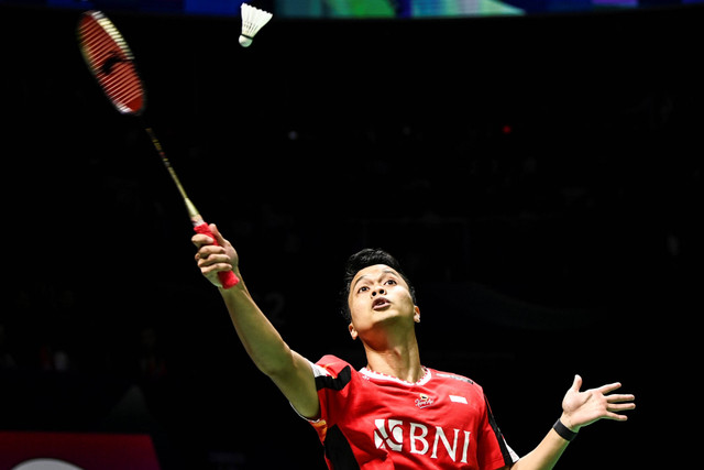 Pebulu tangkis tunggal putra Indonesia Anthony Ginting mengembalikan kok ke arah lawan pebulu tangkis Taiwan Chou Tien Chen dalam semifinal Piala Thomas 2024 di Chengdu Hi Tech Zone Sports Center Gymnasium, Chengdu, China, Sabtu (4/5/2024). Foto: Galih Pradipta/ANTARA FOTO