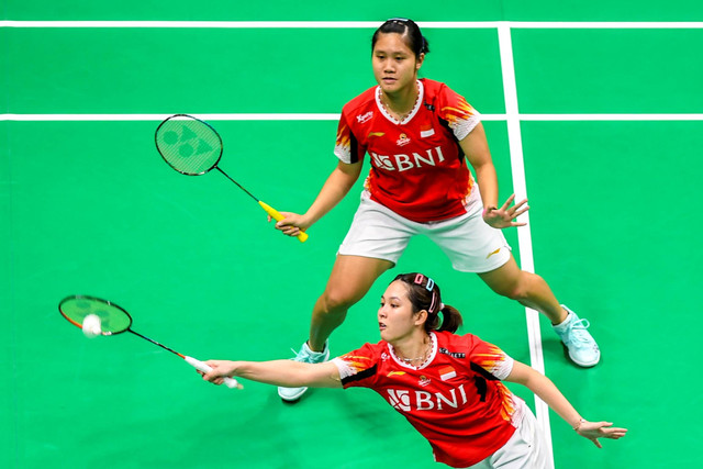 Ganda putri Indonesia Ribka Sugiarto dan Lanny Tria Mayasari melawan ganda putri Korea Selatan Jeong Na Eun dan Kong Hee Yong dalam semifinal Piala Uber 2024 di Chengdu Hi Tech Zone Sports Center Gymnasium, Chengdu, China, Sabtu (4/5/2024). Foto: Galih Pradipta/ANTARA FOTO