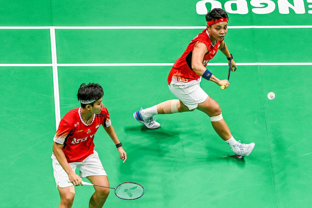 Ganda putri Indonesia Siti Fadia bersama Apriyani Rahayu saat melawan ganda putri Korea Selatan Baek Ha Na dan Lee So Hee dalam semifinal Piala Uber 2024 di Chengdu Hi Tech Zone Sports Center Gymnasium, Chengdu, China, Sabtu (4/5/2024). Foto: Galih Pradipta/ANTARA FOTO