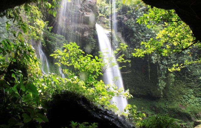 Foto Hanya Ilustrasi Curug Ciburial Sentul, Bukan Tempat Sebenarnya. Sumber Unsplash/Mufid Majnun