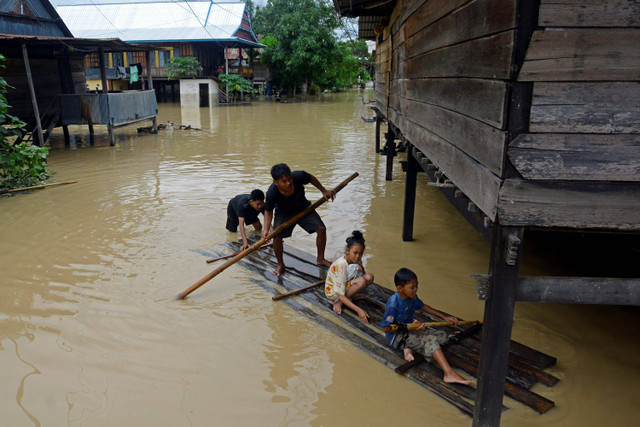 Warga menaiki perahu rakit untuk menerobos banjir di Kecamatan Pitu Riawa, Kabupaten Sidenreng Rappang (Sidrap), Sulawesi Selatan, Sabtu (4/5/2024). Foto: Hasrul Said/ANTARA FOTO