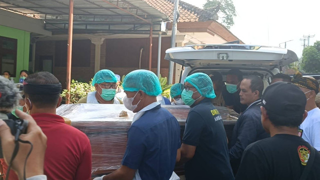 Jenazah taruna STIP yang tewas dianiaya senior tiba di RSUD Klungkung, Bali, Minggu (5/5/2024). Foto: Denita BR Matondang/kumparan