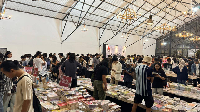 Suasana bazar buku di Jogja Art+Book Fest 2024. Foto: Arif UT/Pandangan Jogja