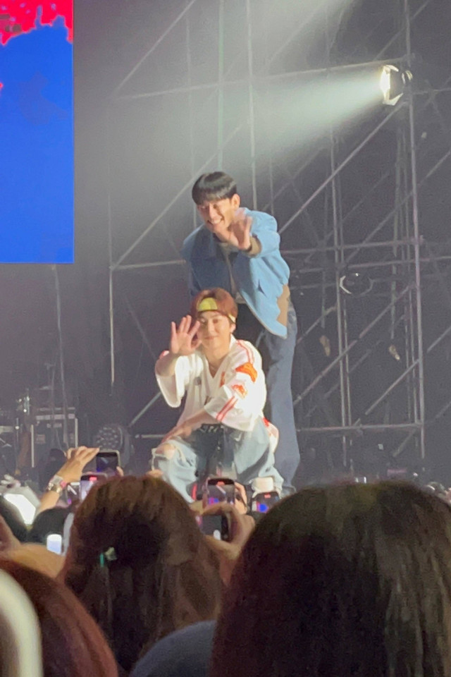 Chen dan Xiumin EXO saat tampil di acara Saranghaeyo Indonesia 2024 yang digelar di Beach City International Stadium (BCIS) Ancol, Sabtu (4/5/2024). Foto: Ela Nurlaela/kumparan